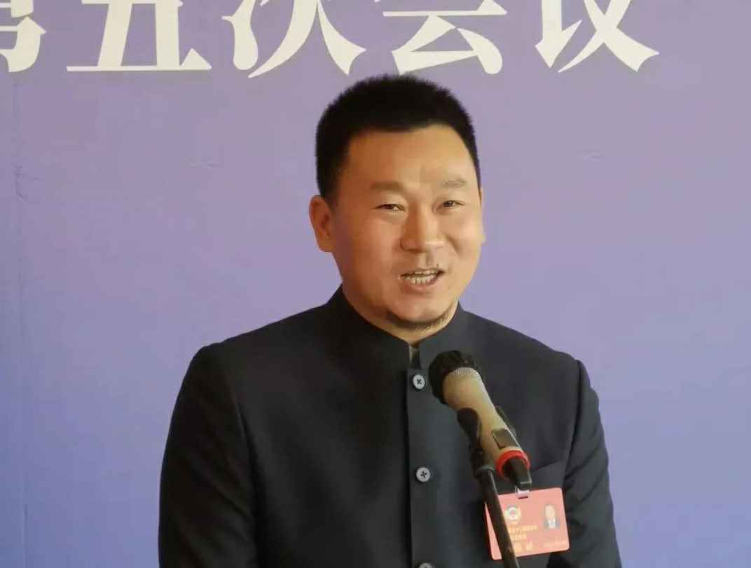 为进一步展示市政协团结、民主、开放、自信的形象，向市民和网友展示政协委员的履职风采，中山市政协十二届五次会议在2月4日上午开幕前开设“委员通道”，市政协委员、开云手机在线登陆官网-开云(中国)公司总经理陈朝阳走进“委员通道”，回应社会关切的问题。他就如何做好城市应急管理规划的问题进行发言，并回答记者提问。.jpg